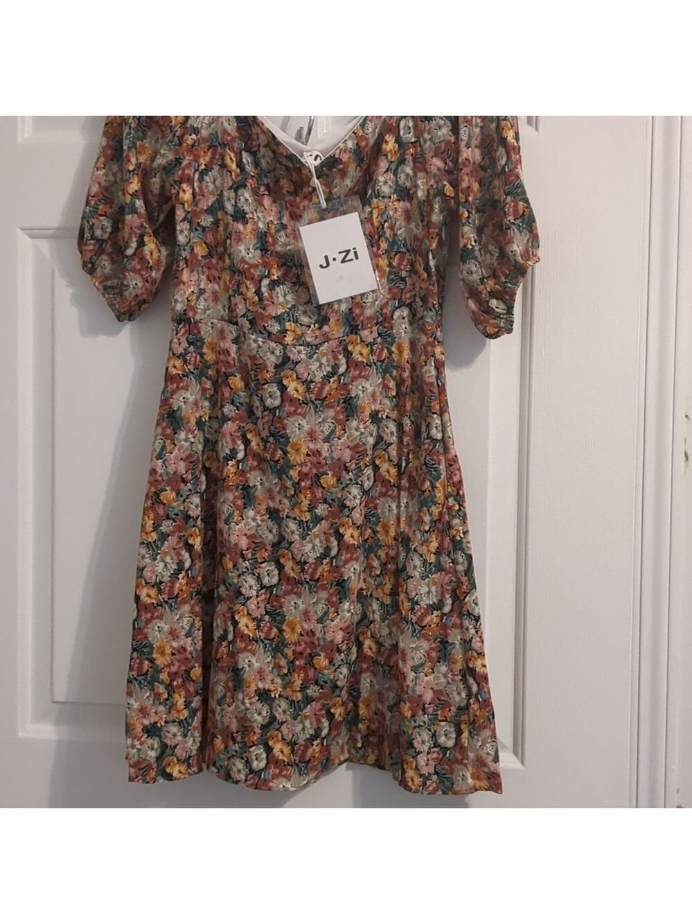 New beautiful dress - Picture 2 of 5